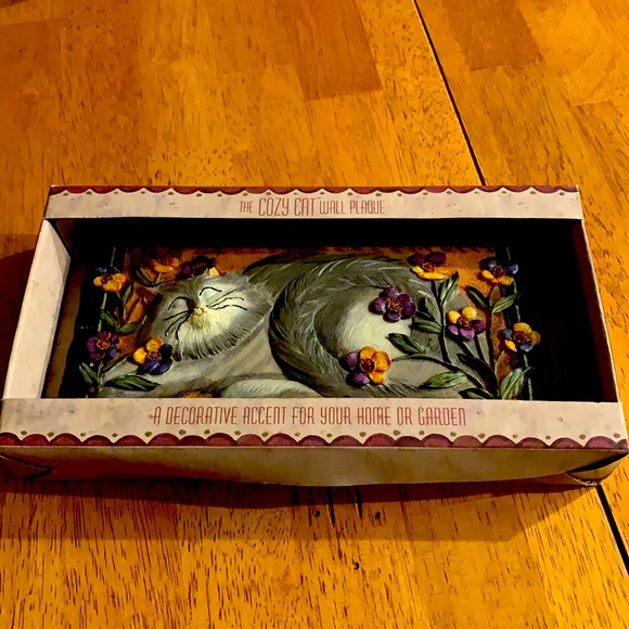 The cozy cat - Picture 1 of 2